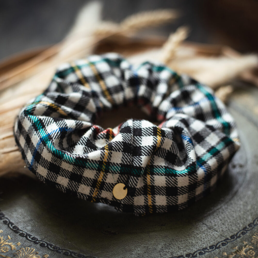 Chouchou ADRIA - réalisé à partir de chutes de tissu, tweed lisse à carreaux et fabrication française.