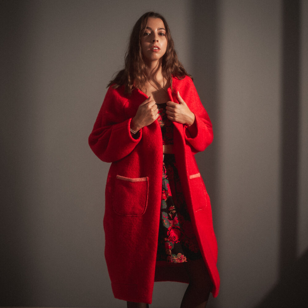 Manteau ANAÏS - laine rouge upcyclée, encolure ronde et made in France à annecy