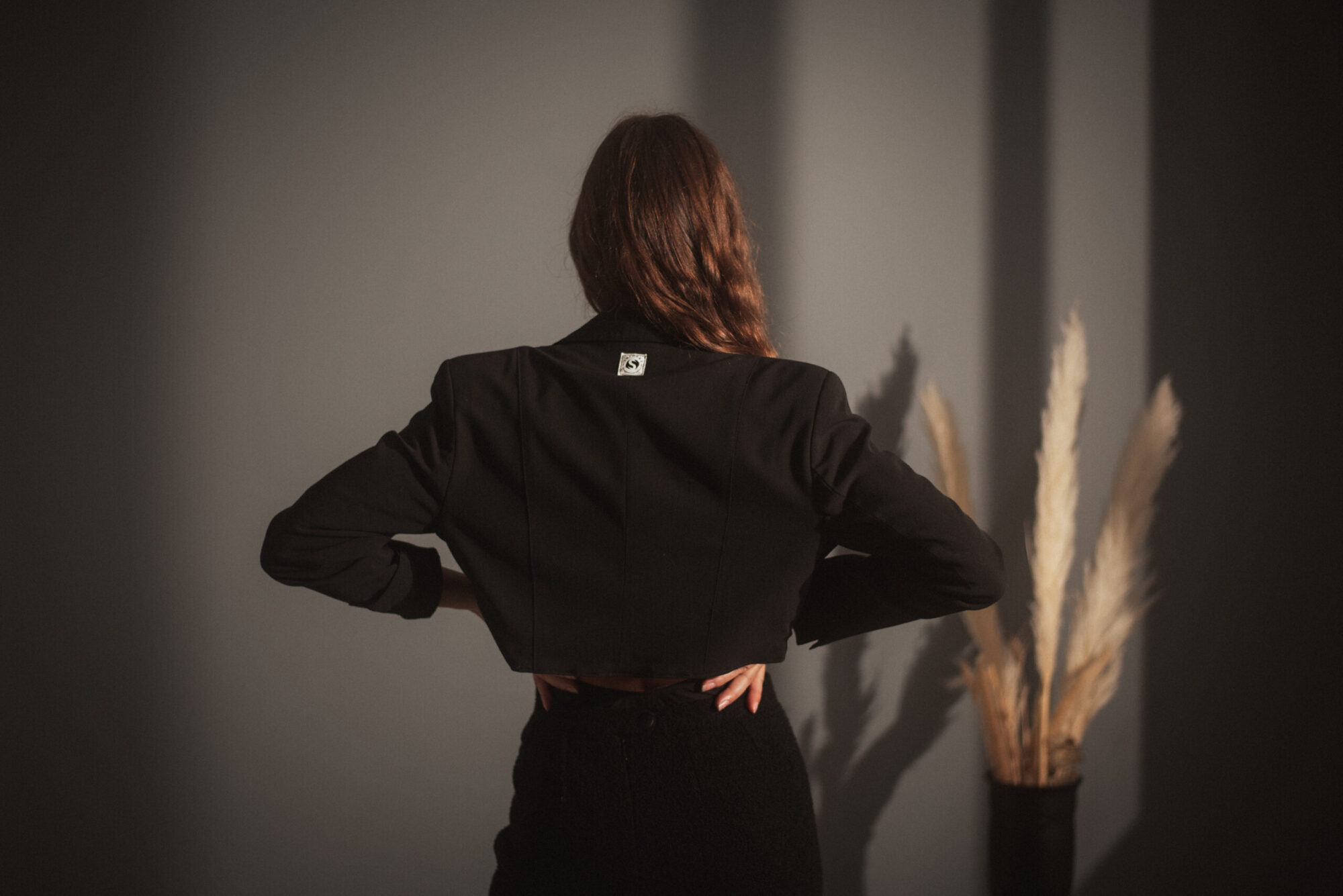 Veste blazer GIU - noire cropped classique, élégante et chic création française