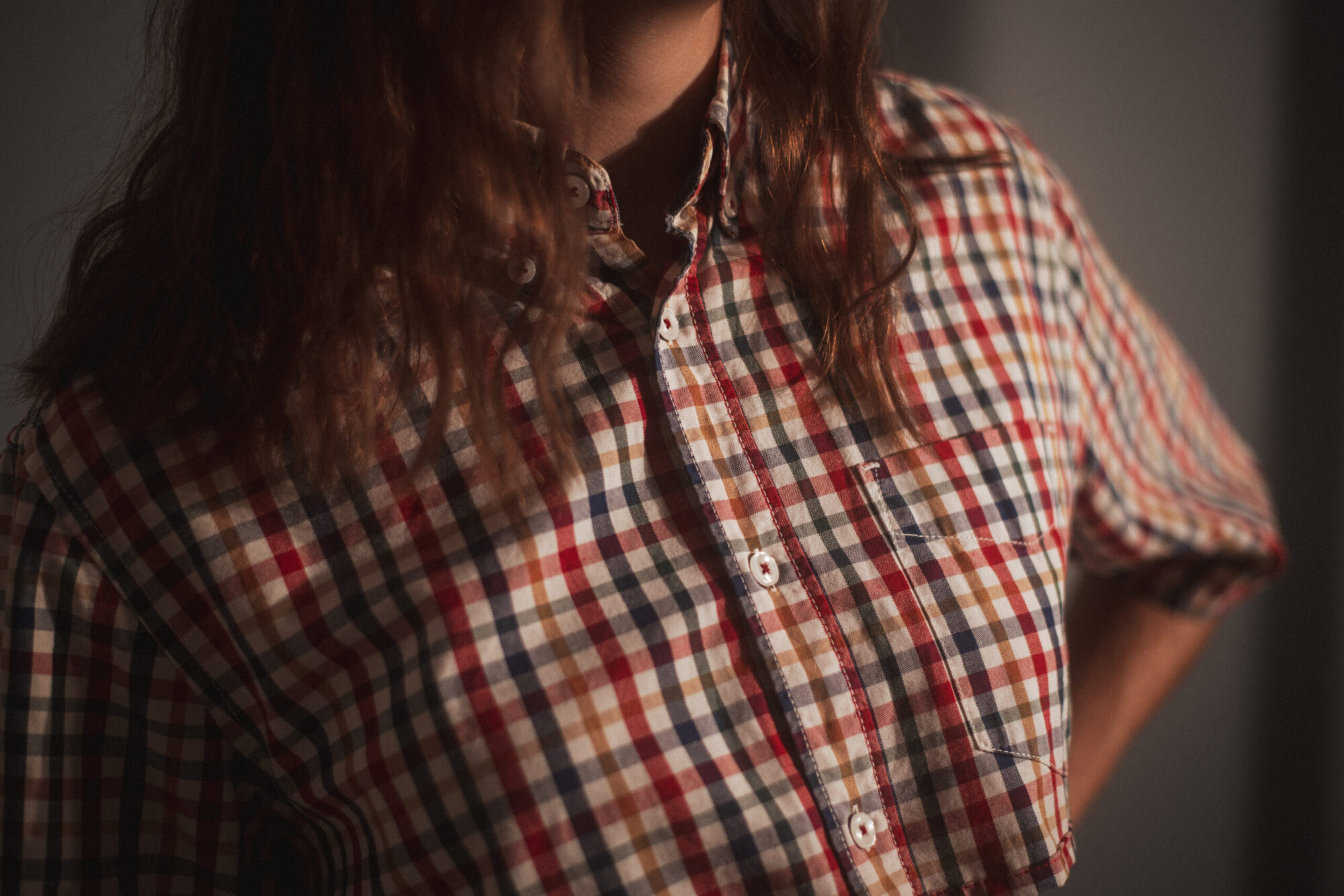 Ensemble Océane - chemise upcyclée cropped à carreaux rouge, jupe taille élastique et sa fabrication française à annecy