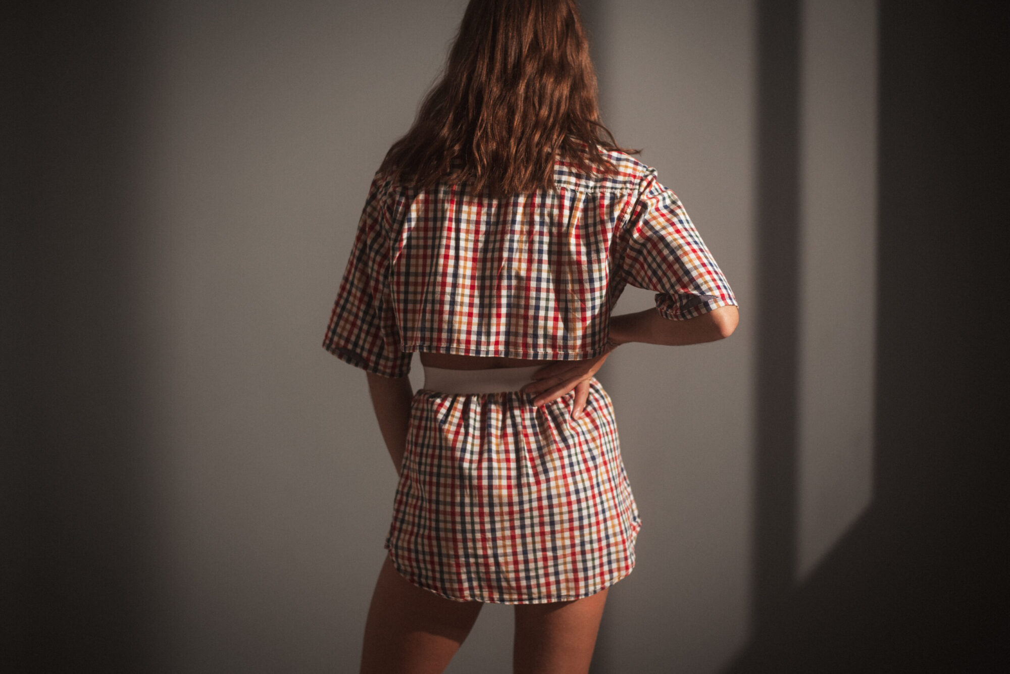 Ensemble Océane - chemise upcyclée cropped à carreaux rouge, jupe taille élastique et sa fabrication française à annecy