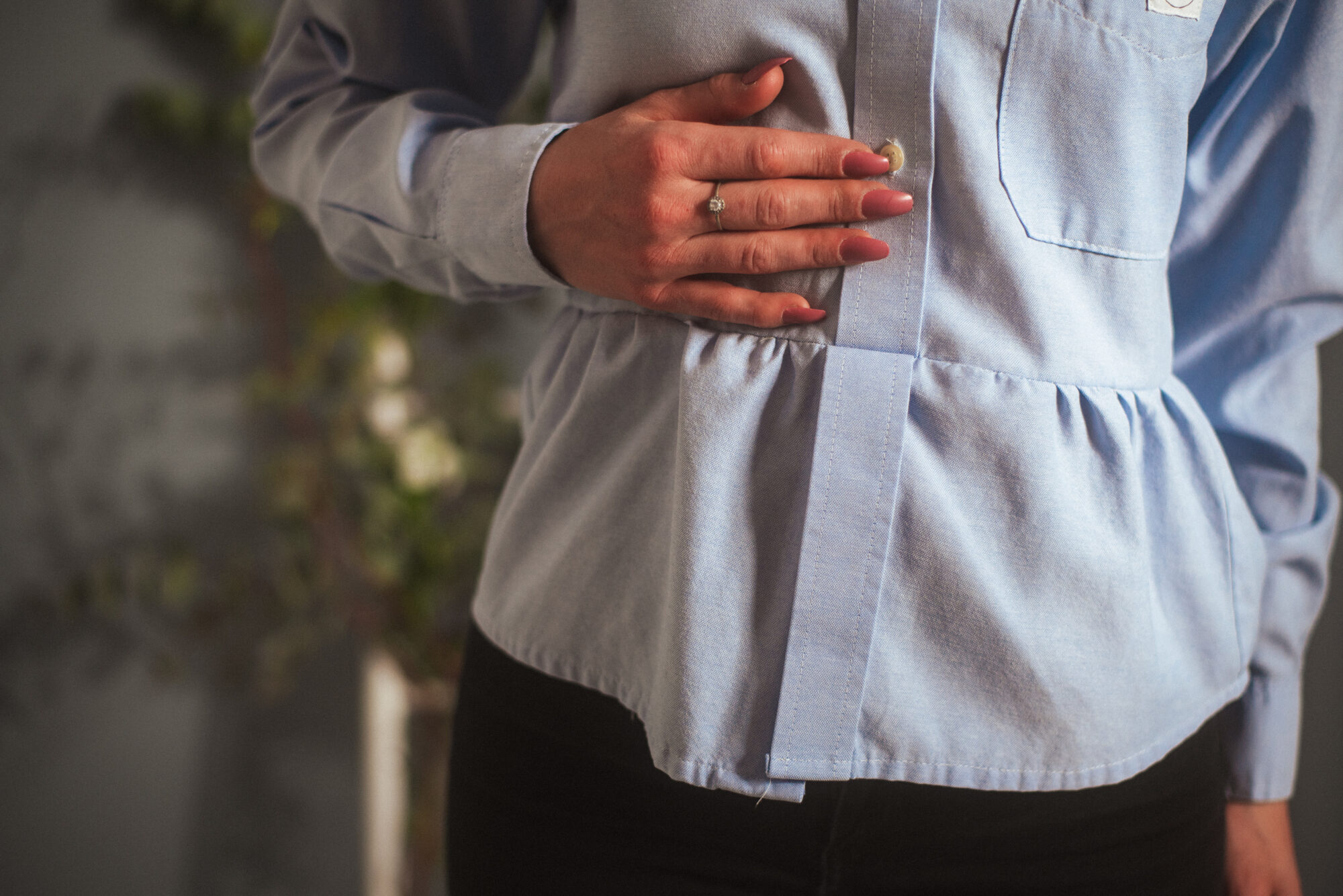 Le chemisier PANDORE est un modèle élégant et glamour qui sera parfait pour travailler ou pour sortir. En popeline de coton, il est très agréable sur la peau, une vraie caresse. Manches longues retroussables, découpe peplum à la taille créant une basque. Le tissage chiné blanc et bleu lui donne encore plus de densité et met en valeur la coupe. On adore le travail minutieux de fronces à la découpe de la taille, un effet volume irrésistible ! À matcher avec un pantalon noir ou une jupe en fonction de vos envies ! • Coupe peplum • Manches longues • Fronces • Boutonnage sur l’avant Cette pièce est issue exclusivement de matériaux upcyclés et de ma création, ce qui la rend UNIQUE.