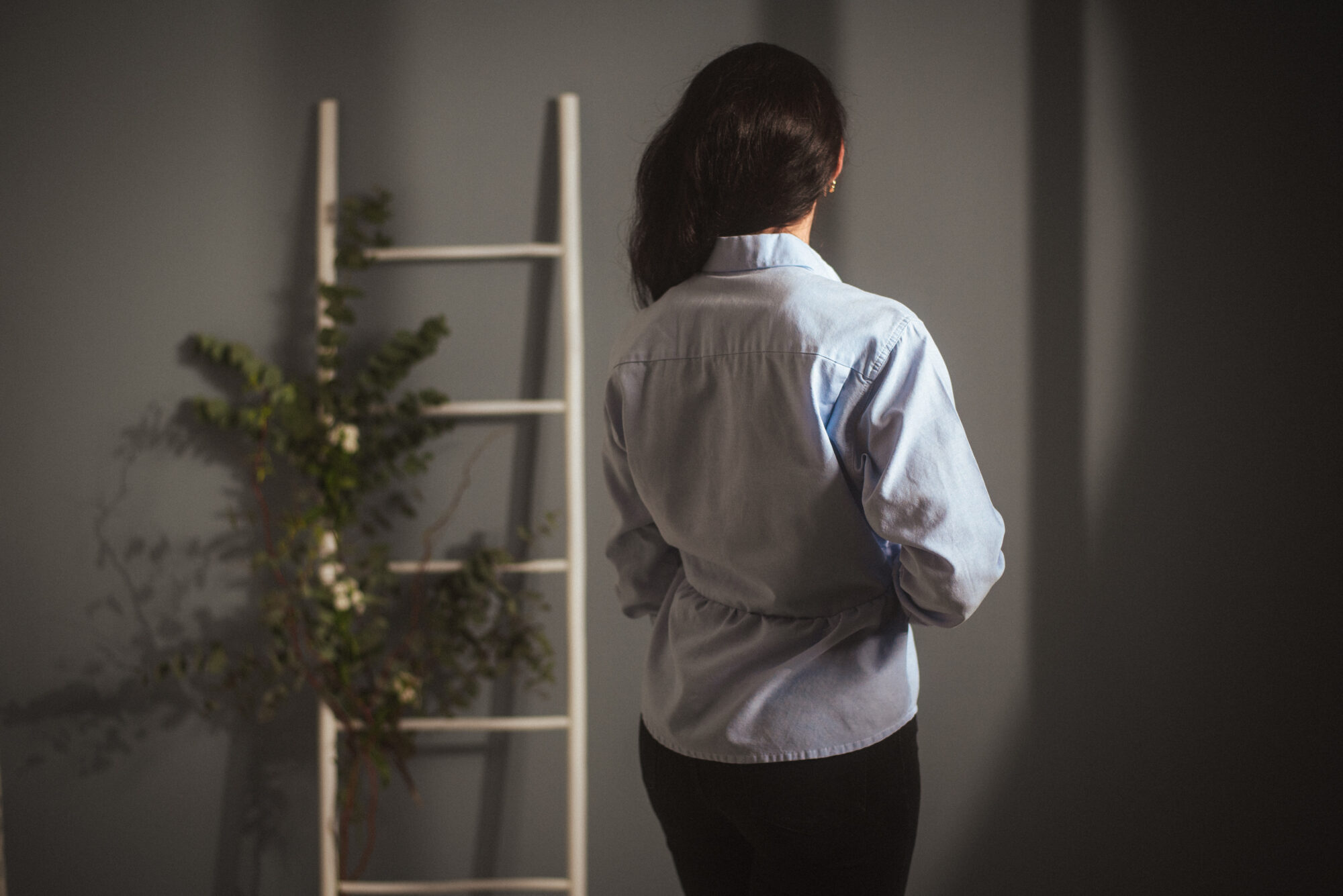 Le chemisier PANDORE est un modèle élégant et glamour qui sera parfait pour travailler ou pour sortir. En popeline de coton, il est très agréable sur la peau, une vraie caresse. Manches longues retroussables, découpe peplum à la taille créant une basque. Le tissage chiné blanc et bleu lui donne encore plus de densité et met en valeur la coupe. On adore le travail minutieux de fronces à la découpe de la taille, un effet volume irrésistible ! À matcher avec un pantalon noir ou une jupe en fonction de vos envies ! • Coupe peplum • Manches longues • Fronces • Boutonnage sur l’avant Cette pièce est issue exclusivement de matériaux upcyclés et de ma création, ce qui la rend UNIQUE.